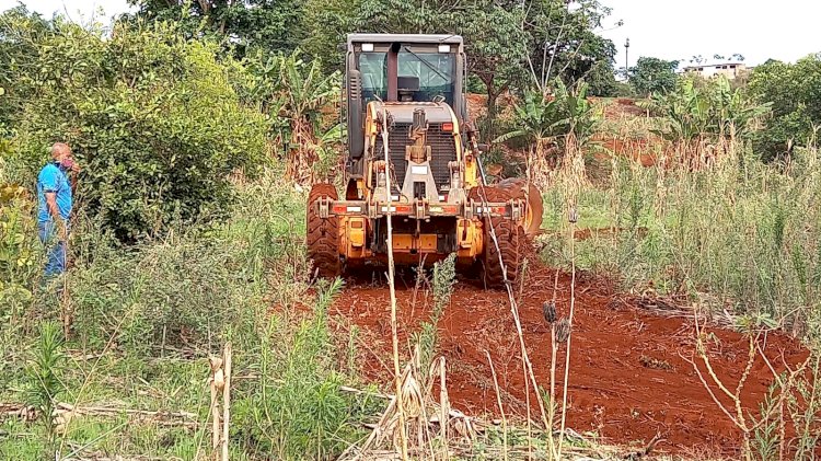 ESPORTE: Dois campos de futebol estão sendo reconstruídos