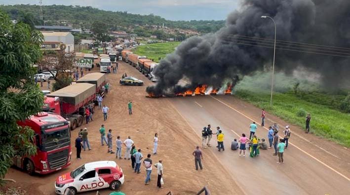 Manifestantes caminhoneiros bloqueiam rodovia federal em Jataí