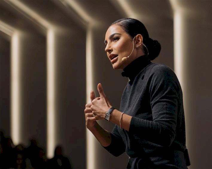 Cíntia Chagas palestra em Goiânia com as temáticas comunicação e elegância